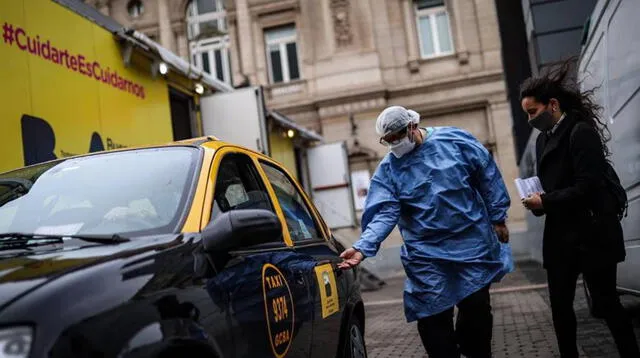 Argentina: taxis apoyan como ambulancias para trasladar a pacientes COVID-19 en medio de la segunda ola.