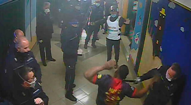 Guardias y policías golpean a reclusos de una cárcel de Santa María Capua Vetere, Italia.