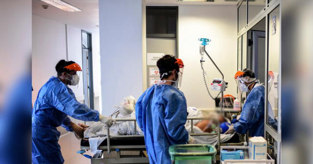 Personal médico realiza su trabajo en la Unidad de Cuidados Intensivos en una clínica de Argentina.