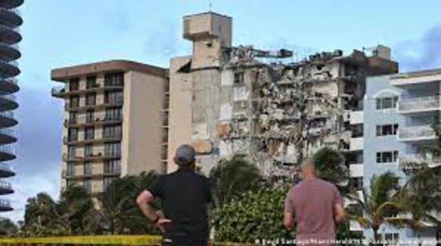 El colapso parcial de las Torres Champlain Sur, la estructura se derrumbó en la mañana del 24 de junio de 2021 en Miami, Florida. Foto: AFP