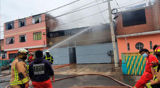incendio consume fábrica de calzados en el Callao.
