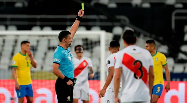 Roberto Tobar no cobró un penal claro para Perú contra Brasil.