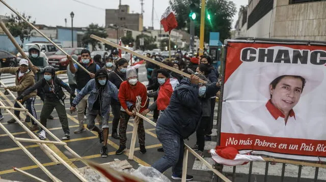 El colectivo La Resistencia llegando a las afueras del JNE. Foto: Aldair Mejía/La República.