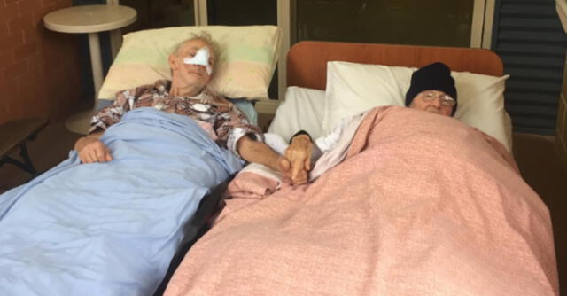 Un adulto mayor sostuvo la mano de su esposa por última vez antes de morir de cáncer.