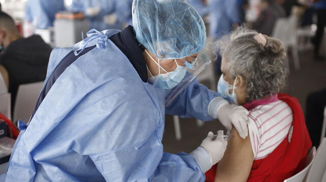 Vacunación en Perú continúa con todos los mayores de 50 años. Foto: La República