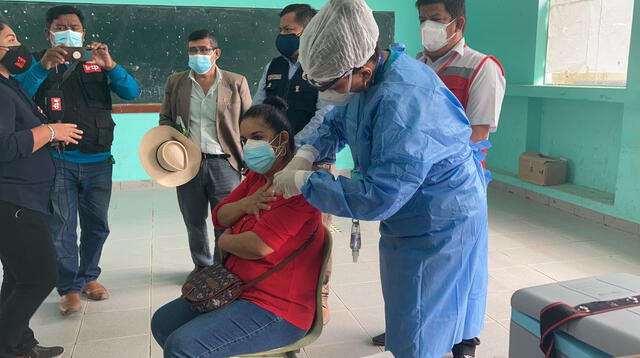 Petronila se convierte en la primera maestra rural de Piura en ser vacunada.