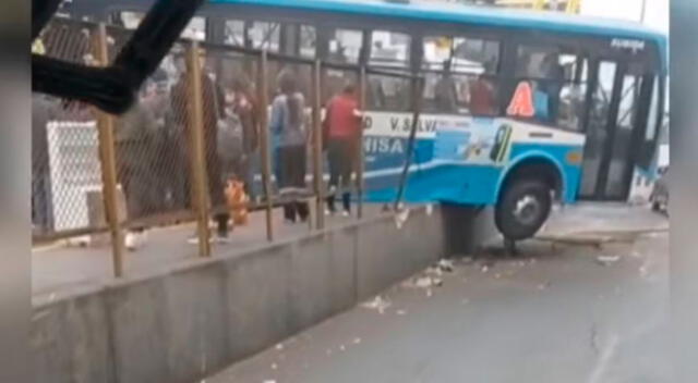bus de transporte quedó colgando tras violento accidente