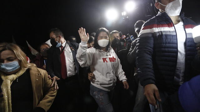 Keiko Fujimori continúa con los mítines en medio de la pandemia. Frente a sus simpatizantes, cantúa asegurando que hubo fraude en mesa. Foto: Antonio Melgarejo / La República