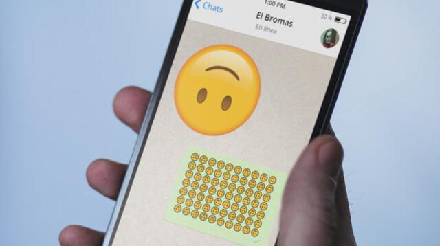 Qu significa el emoji con la carita al rev s de WhatsApp redes