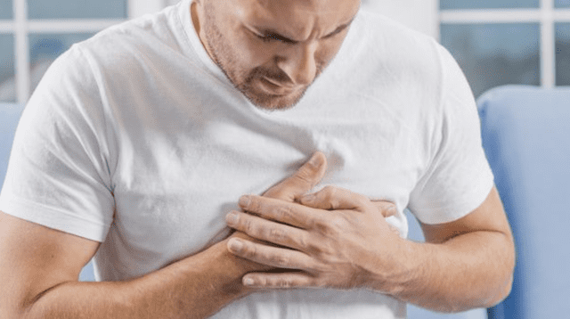La mayoría de ataques al corazón causan molestias prolongadas en el pecho.