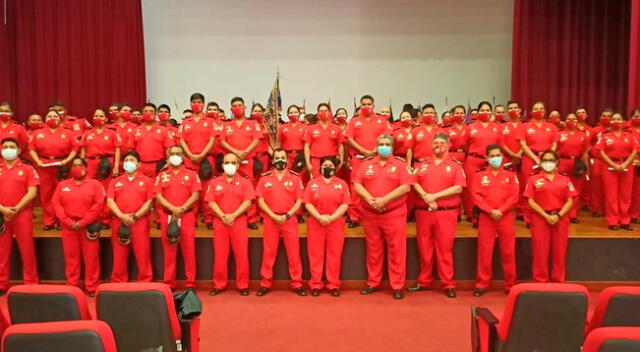 Más 80 bomberos se graduaron.