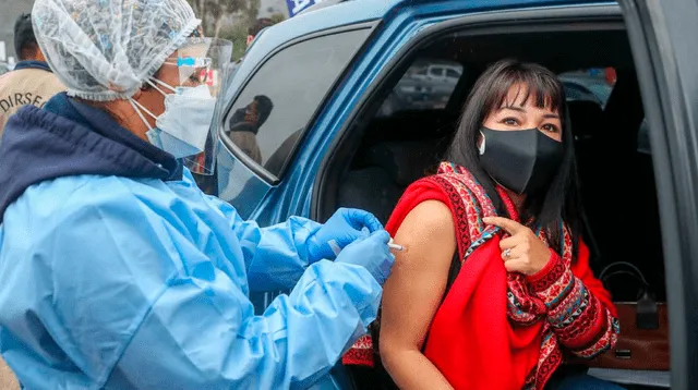 La presidenta del Congreso, Mirtha Vásquez, recibió la primera dosis de la vacuna contra la COVID-19