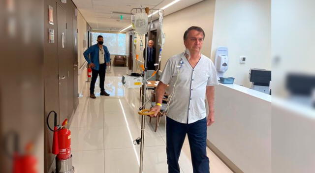 El presidente de Brasil, Jair Bolsonaro, camina en el Hospital de la Estrella de Vila Nova.