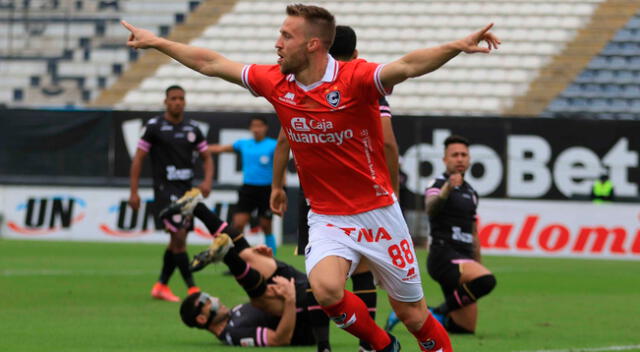Danilo Carando celebra uno de sus tres goles marcados en Cienciano ante Boys.