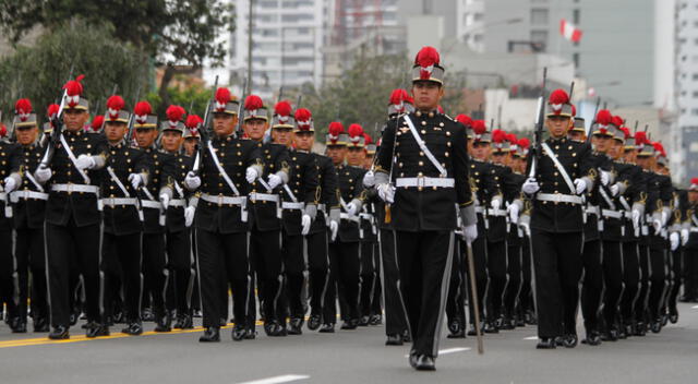 Las Fuerzas Armadas eran las protagonistas de esta fecha patriótica, a las que después se sumaron la Policía Nacional, los bomberos, y escolares.