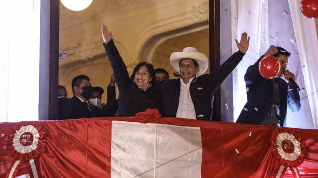 Pedro Castillo dio un balconazo luego de ser proclamado presidente del Perú. Estuvo acompañado de la vicepresidenta electa Dina Boluarte. Foto: Aldair Mejía/La República
