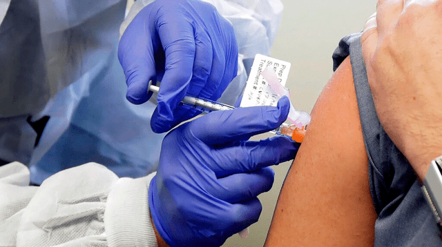 Paciente recibe una dosis de la vacuna Moderna contra el coronavirus durante un ensayo en Washington.