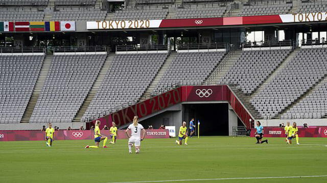 Los 22 jugadores participaron en el gesto previo al inicio del partido de Estados Unidos y Suecia en Tokio.