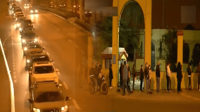 Lasgas colas de autos y personas en dos vacunatorios de Lima y Callao