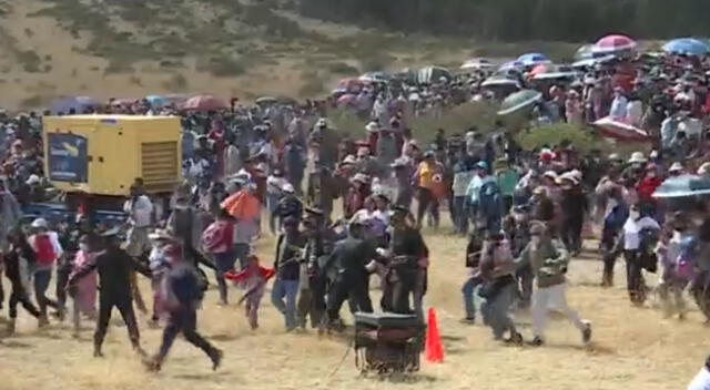 Pobladores de Ayacucho burlan a las autoridades a minutos de la llegada de Pedro Castillo.