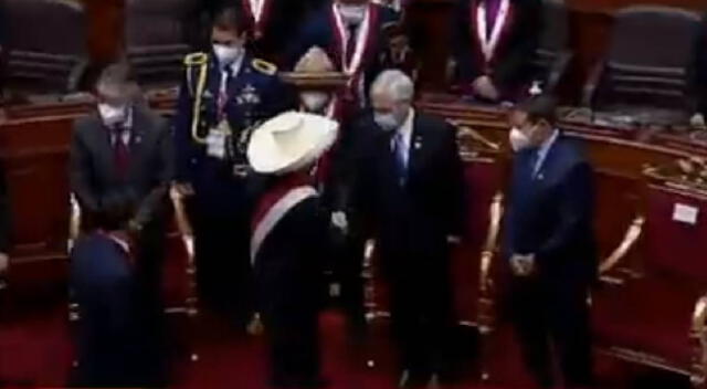 Pedro Castillo evitó saludar a Guido Bellido en la juramentación como presidente de la República.
