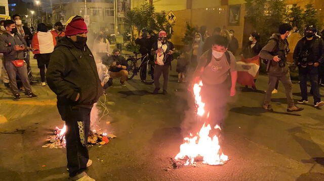 Fujimoristas quemas banderas