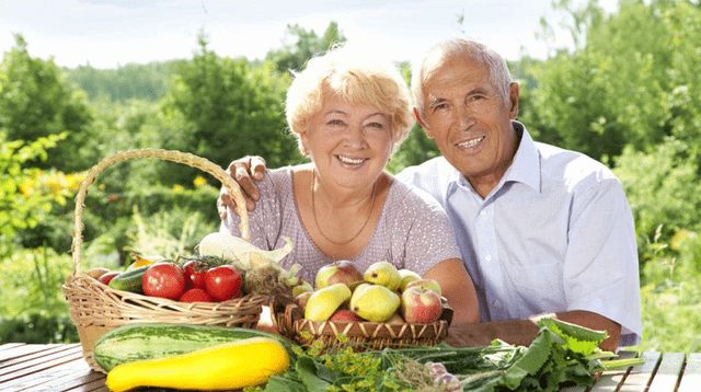 Conoce qué vitaminas y suplementos deben consumir los adultos mayores.