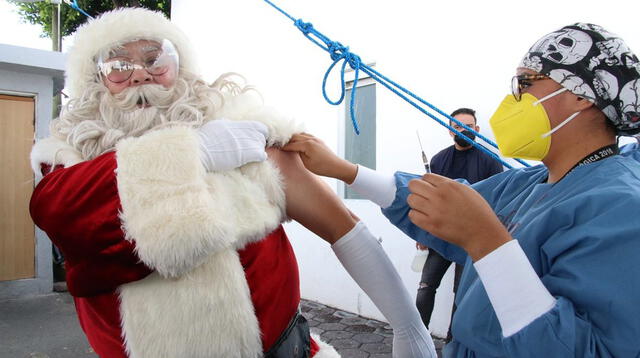 ¡Es tendencia! Papa Noel acude a vacunarse contra el coronavirus en Puebla, México.