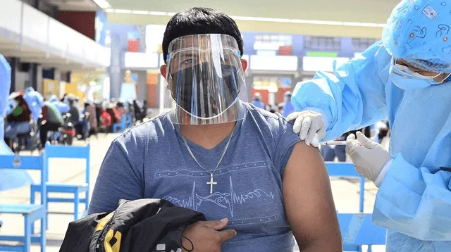 Actualmente Tacna viene inoculando a los jóvenes de 22 años a más.