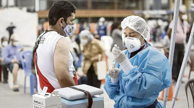 Vacunación en Lima y Callao ya pasará a los adultos mayores de 38 años. Foto: La República