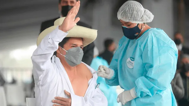 El presidente del Perú Pedro Castillo recibió la primera dosis de la vacuna del laboratorio Sinopharm