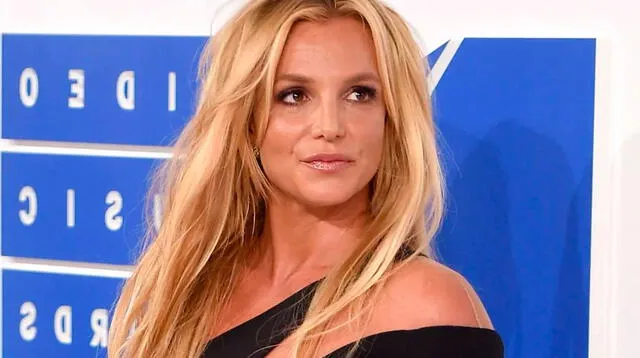 Britney Spears feliz por comprarse su primer iPad.