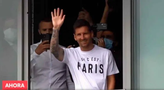 Lionel Messi saludó a los hinchas del PSG que fueron al aeropuerto a recibirlo.