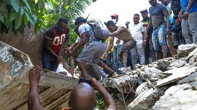 Grupos de personas realizan tareas de búsqueda de supervivientes tras un seísmo de magnitud 7,2 en Los Cayos (Haití). Foto: EFE