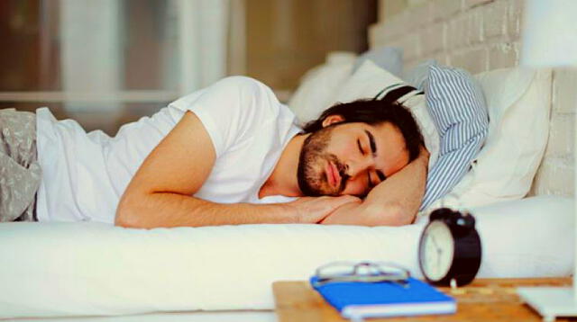 El dormir de lado izquierdo ayudá entre sus beneficios a la digestión.