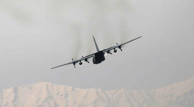 Imagen referencial de un vuelo afgano en 2016 que sobrevuela un aeródromo en Kabul.