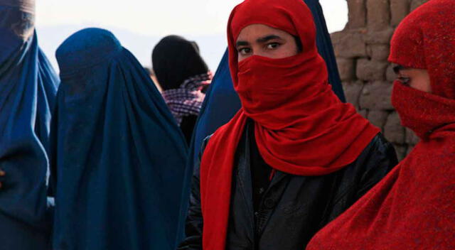 Las mujeres afganas no podrán viajar solas, una de las órdenes de los talibanes.
