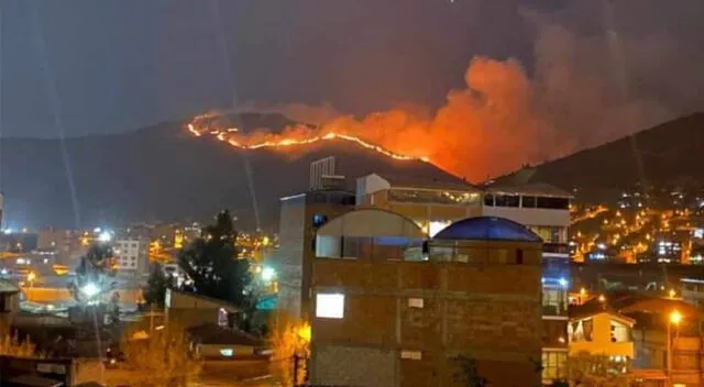 Incendio se observa desde la ciudad.