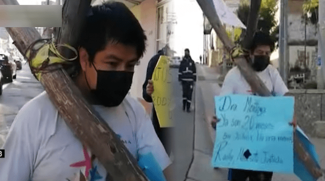 Joven recorre las calles de Huancayo con una cruz exigiendo justicia por su madre