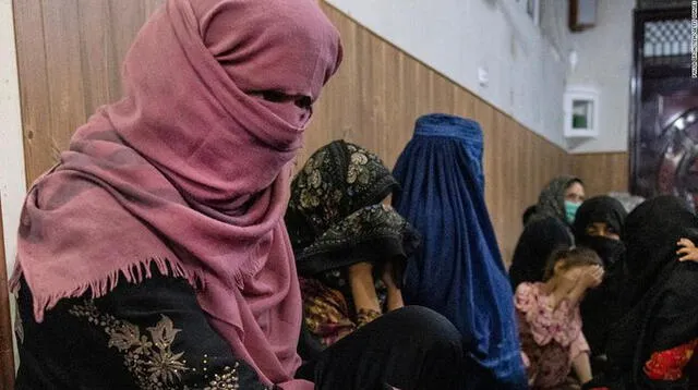 Los talibanes prohibieron a las niñas asistir a la escuela, impidieron a las mujeres trabajar o salir solas.