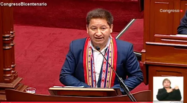 Guido Bellido hizo uso del artículo 48 de la Constitución para iniciar su discurso en quechua.