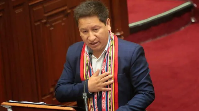 Guido Bellido y la traducción de lo que dijo en quechua en su discurso ante el Parlamento. (Foto: PCM)