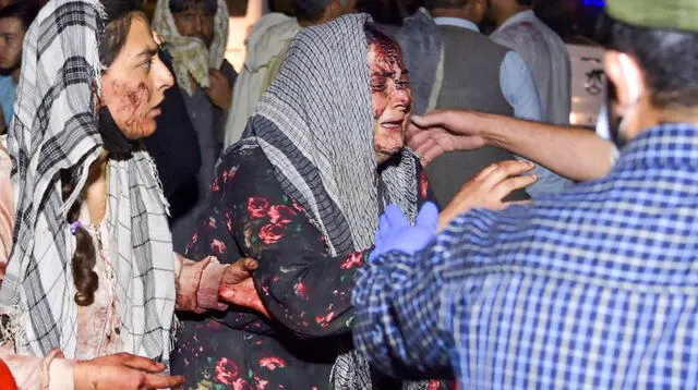 Mujeres heridas llegan a un hospital después de dos explosiones afuera del aeropuerto de Kabul, Afganistán, el 26 de agosto de 2021. (Wakil KOHSAR / AFP).