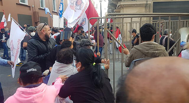 Manifestación violenta se registró en el cruce del jirón Junín con Lampa.