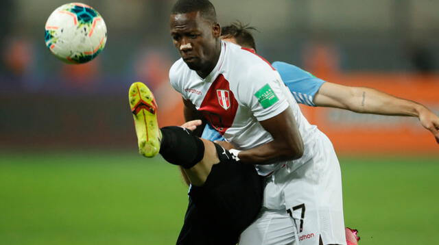 ¡Uy! Luis Advíncula jugó los 90 minutos del Perú vs. Uruguay. Foto: AFP/Difusión
