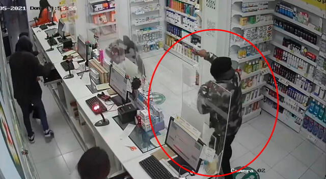 Delincuentes con arma en mano asaltaron conocida farmacia.
