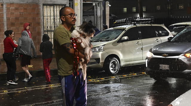Decenas de personas salieron de sus casas luego del terremoto de 7,1 registrado en México este 7 de septiembre. Foto: AFP