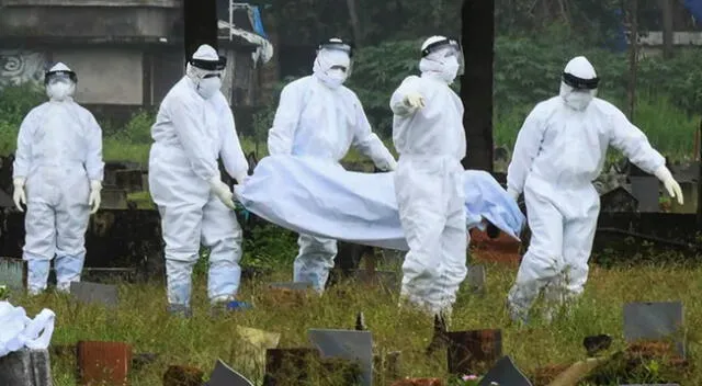 Los encargados se preparan para incinerar el cuerpo del niño de 12 años que murió a causa del virus Nipah en Kozhikode, estado de Kerala.