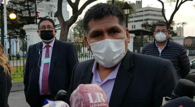 Jaime Quito pide cordura a la oposición, pero su partido también presenta mociones de censura.