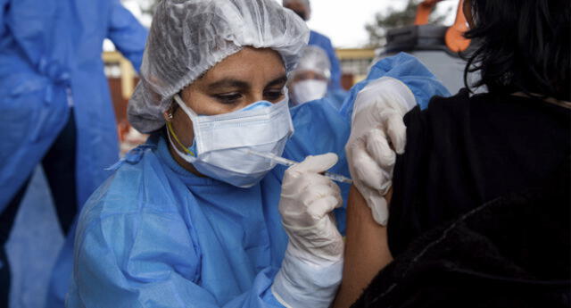 El doctor Carhuapoma hizo un llamado a todos los peruanos a no bajar la guardia y acudir a los centros de vacunación en Lima y el interior del país